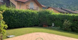 CASA A SCHIERA CON GIARDINO