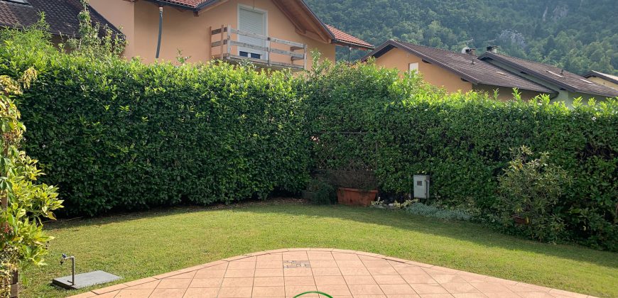 CASA A SCHIERA CON GIARDINO