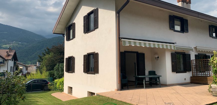 CASA A SCHIERA CON GIARDINO