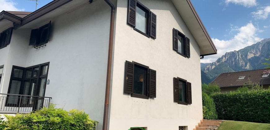 CASA A SCHIERA CON GIARDINO