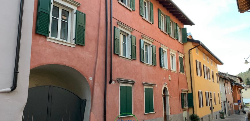 PRESTIGIOSO APPARTAMENTO IN CENTRO  A LEVICO CON CORTILE INTERNO