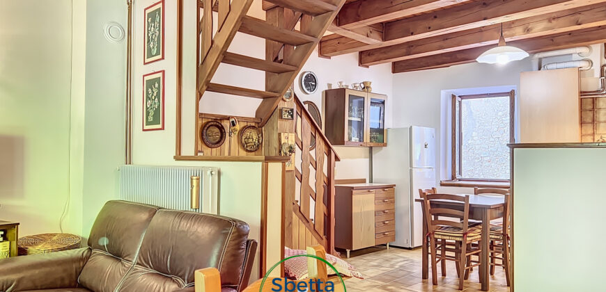 PORZIONE DI CASA CON GIARDINO