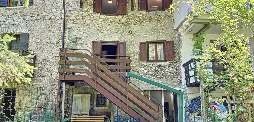 PORZIONE DI CASA CON GIARDINO