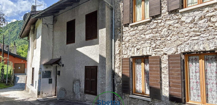 PORZIONE DI CASA CON GIARDINO