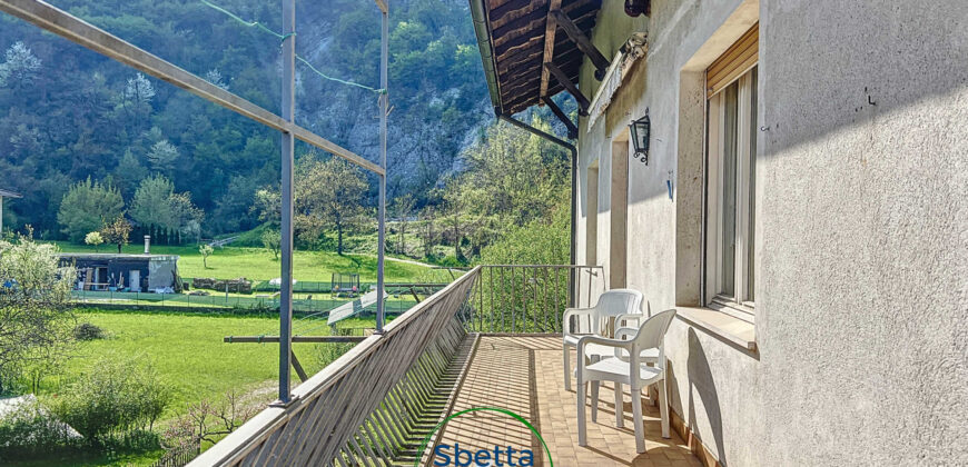 APPARTAMENTO CON TERRAZZO, GIARDINO E POSTI AUTO