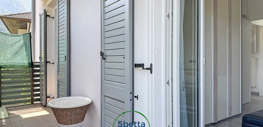APPARTAMENTO CON DUE CAMERE E DUE GARAGE