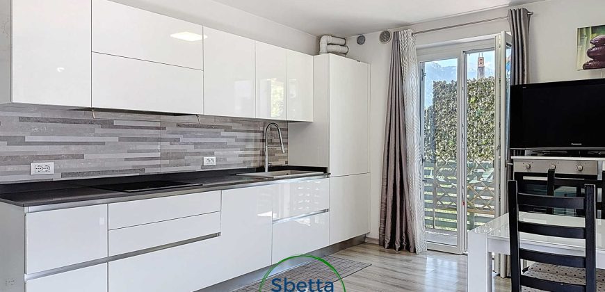 APPARTAMENTO CON DUE CAMERE E DUE GARAGE