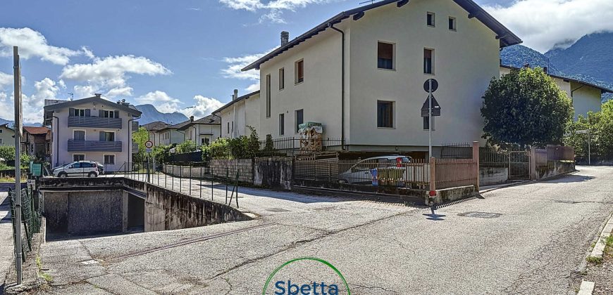 APPARTAMENTO CON DUE CAMERE E DUE GARAGE