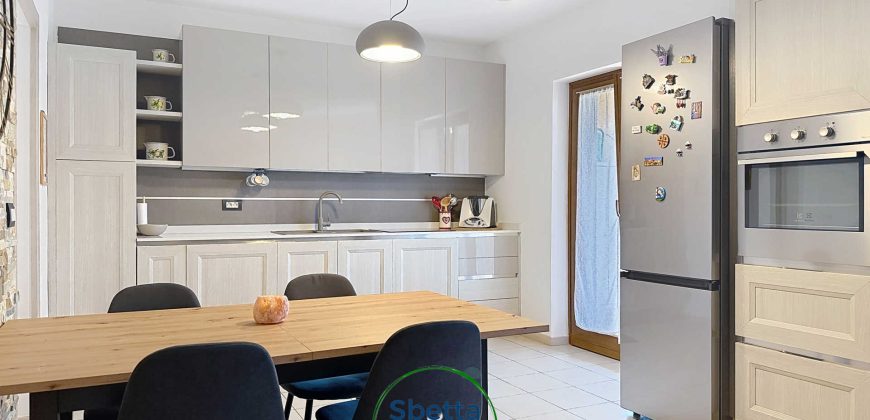 CASA BIFAMILIARE CON GIARDINO