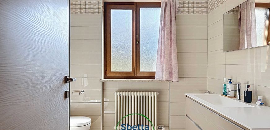 CASA BIFAMILIARE CON GIARDINO